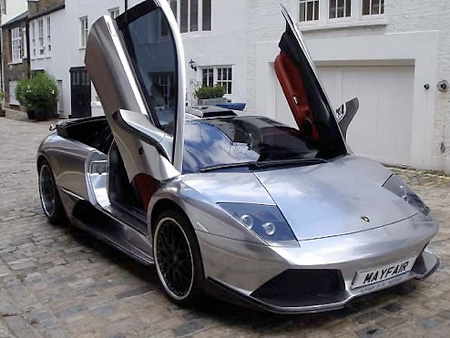 But in the world of ridiculous blingfactor hypercars it really doesn't 