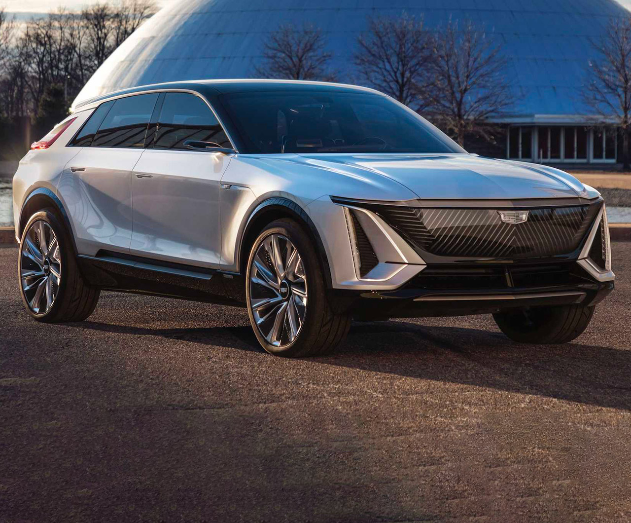 Cadillac LYRIQ AllElectric Crossover Unveiled, Has Massive 33inch LED