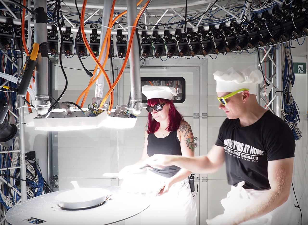 This is What Happens When You Try Cooking Pizza with 5000W LED Lights