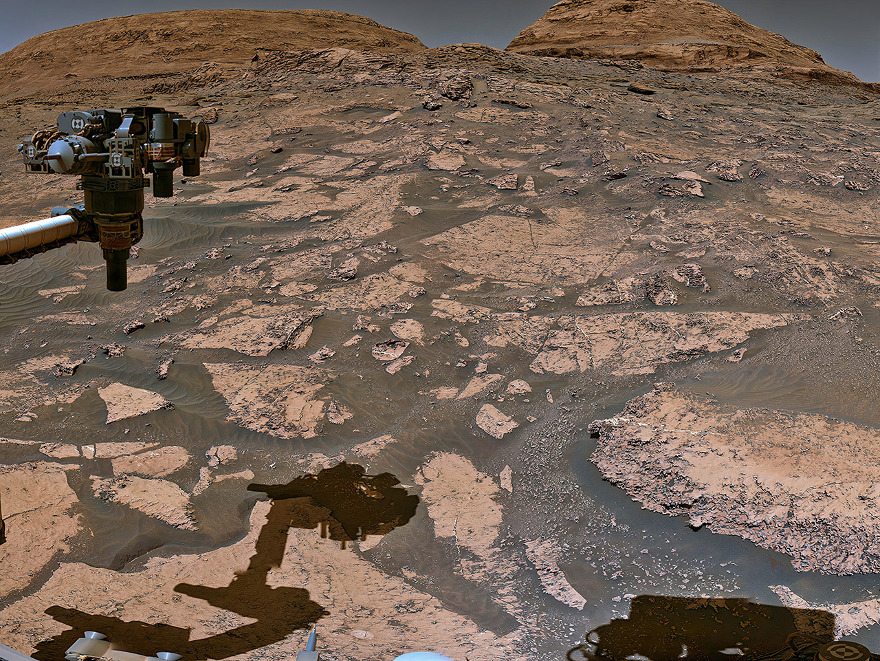 NASA's Curiosity Mars Rover Explores Mountain, Captures an Amazing